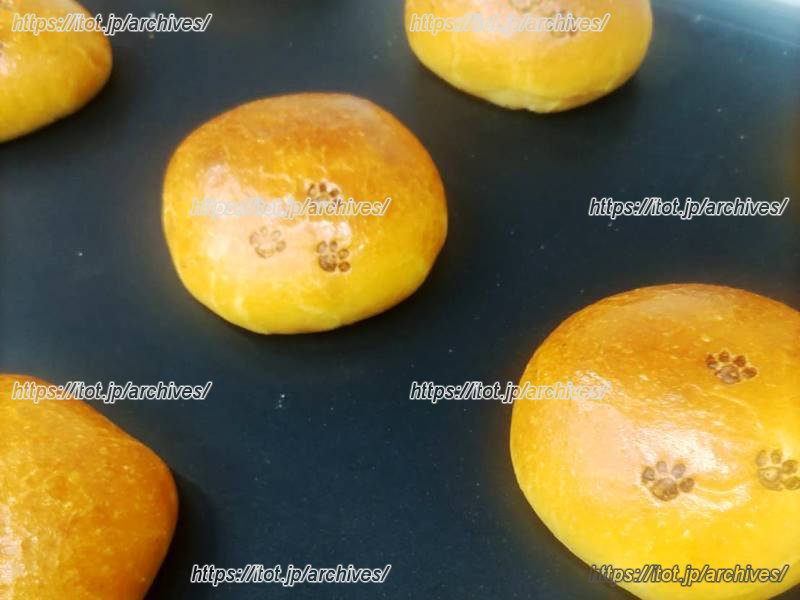 一番人気のクリームパンにも肉球のマーク！