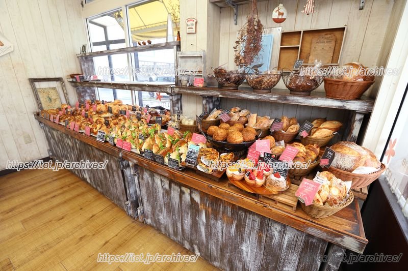 土日祝日は130種類近くものパンが並ぶ