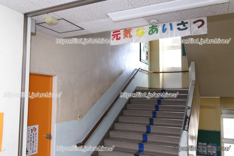 教育目標の具体策として目を見てあいさつをすることなどを伝えている