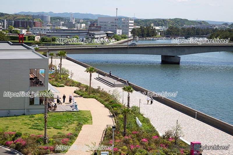 海と公園、飲食店などが見事に融合