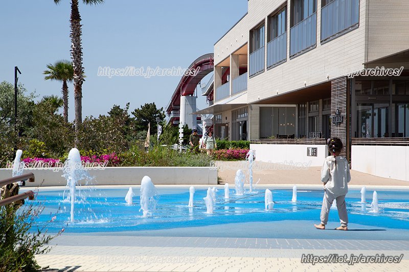 夏場は子どもたちが遊ぶ噴水広場