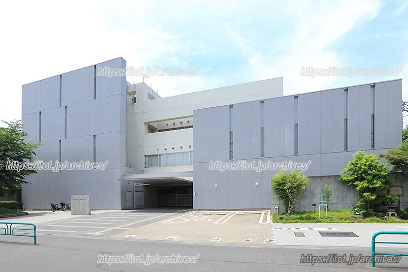 2013（平成25）年に建て替えられた校舎は太陽光発電パネルや屋上緑化など環境に配慮されたつくり