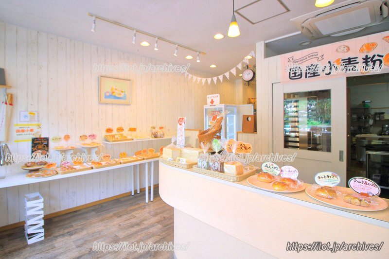 白を基調としたナチュラルな雰囲気の店内