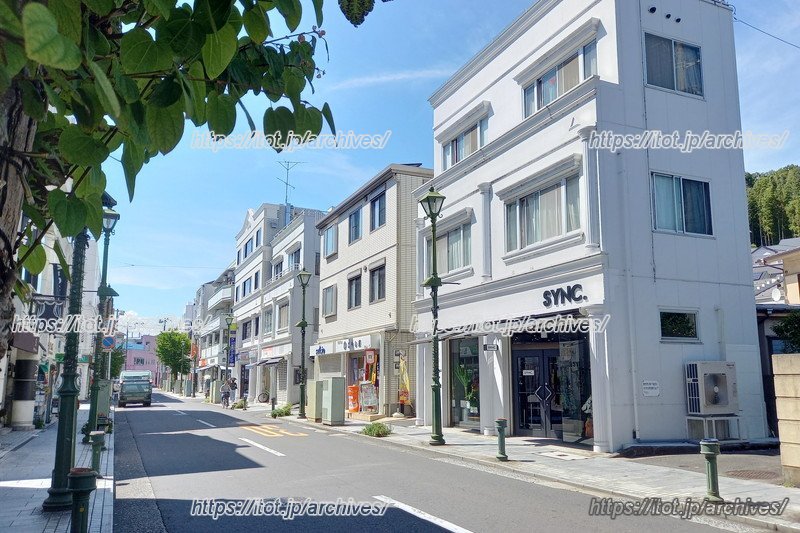 ギリシャ風の建物や街灯が印象的な「大倉山エルム通り」