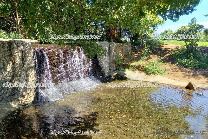 「太尾南公園」のせせらぎ。土管の遊具や広々とした原っぱも魅力。
