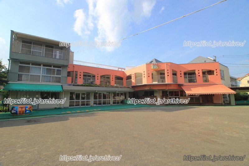 明るい色が印象的な園舎