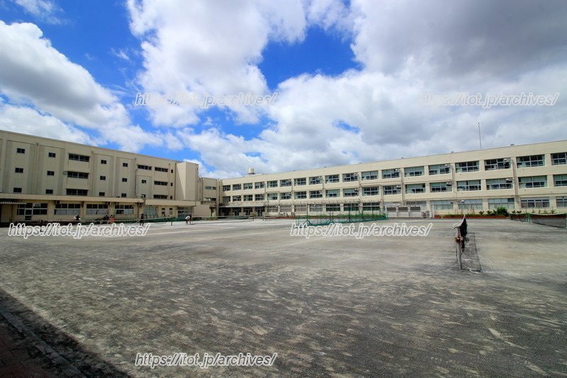 コの字型の校舎に囲まれた広い校庭