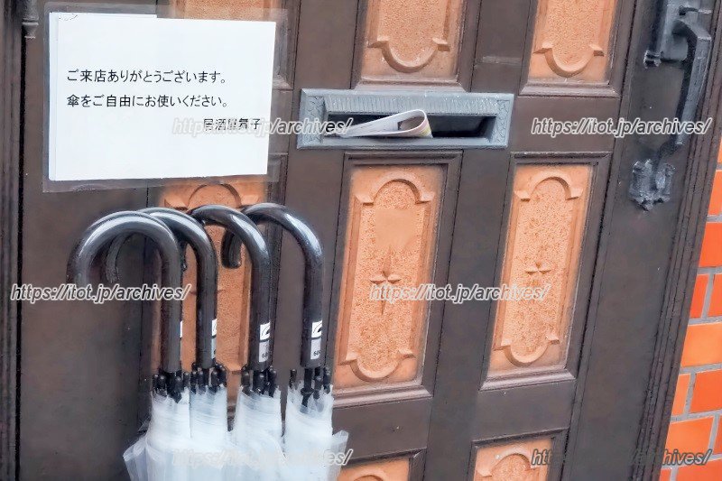 開店前にお店で待つ方のために、傘や椅子、冷たいお茶まで用意されている。どれも来店した方からの意見を取り入れた。