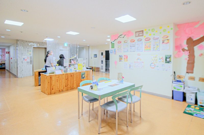 受付や掲示板のある2階のロビーの様子