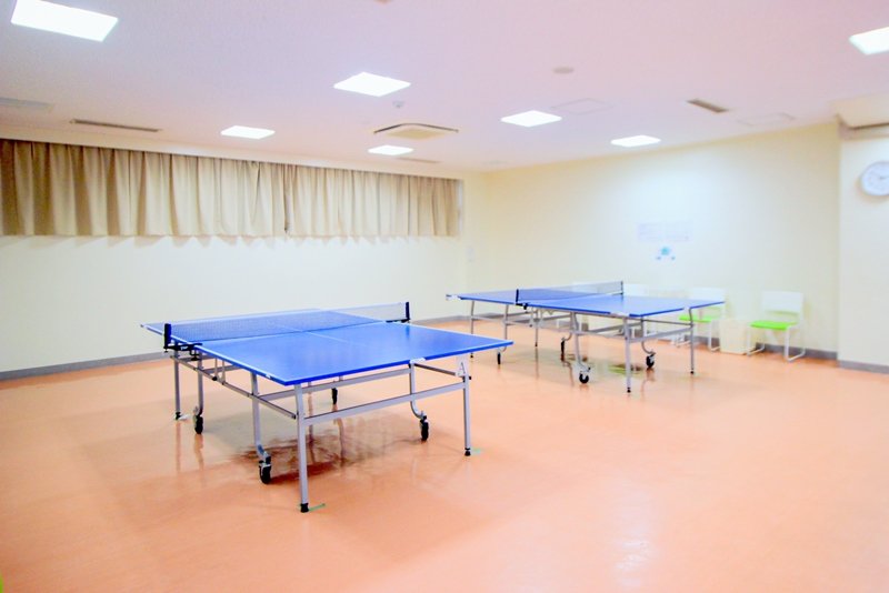 卓球台が並ぶ「スポーツルーム」