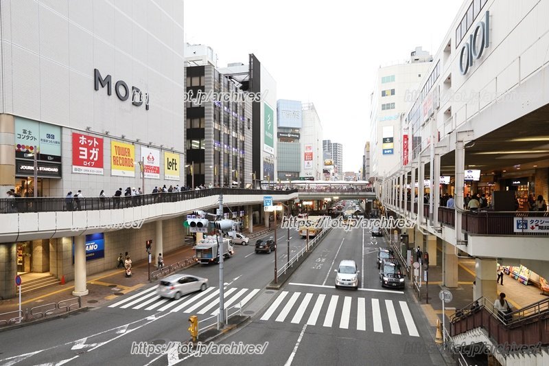 楽器店やスタジオも多い、「町田」駅前の様子