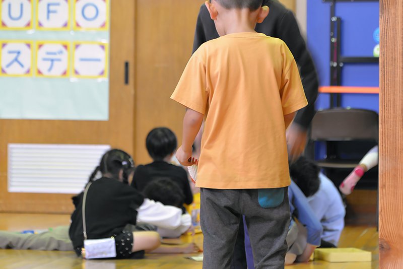 館内で遊ぶ子どもたち