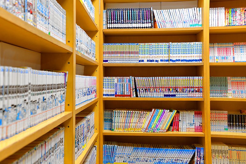 漫画も豊富にそろう図書室