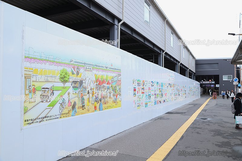 市の未来を描いた子どもたちの絵が飾られている東口仮駅舎