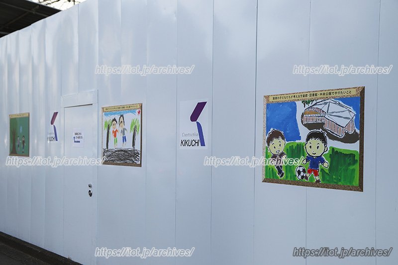 フェンスに飾られた小中学生の作品