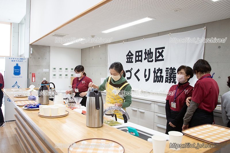 コーヒーを提供するカウンター