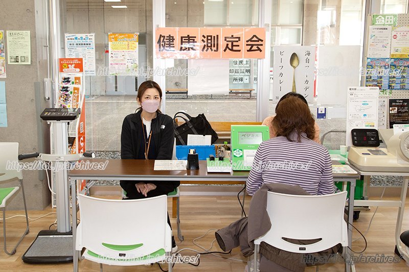 血圧などを測定する健康測定会のブースまで用意されている