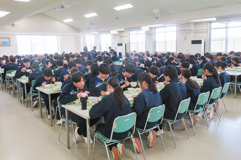 食堂での給食の様子