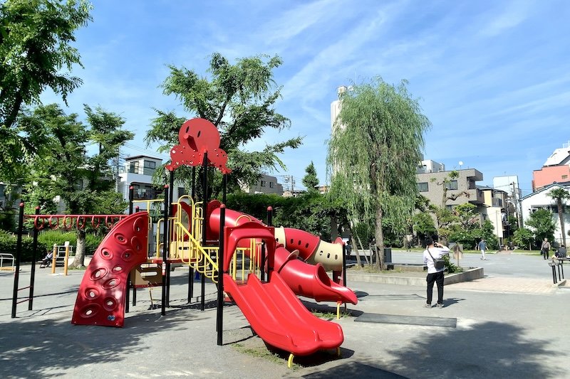 タコを模した真っ赤な遊具が新設された「森下公園」