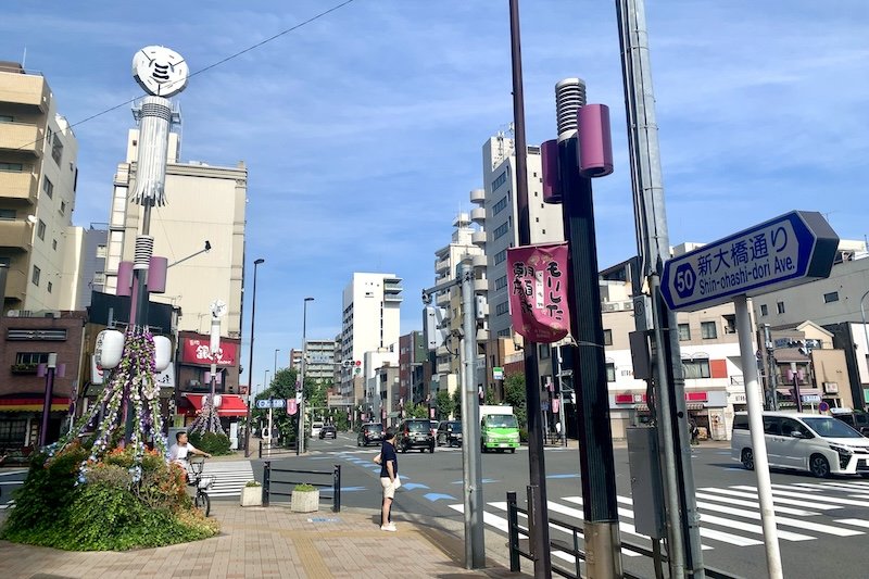 「森下」駅前には纏のオブジェがあるなど、街のいたる場所で江戸情緒を感じられる
