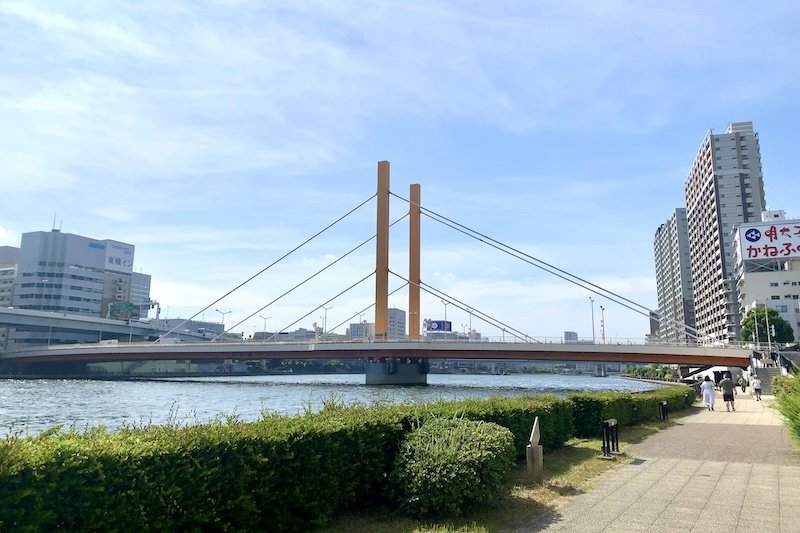 西側を流れる隅田川と新大橋、今も昔も街に潤いを与え続ける