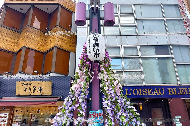 開催前には町中に朝顔市の飾りつけが施される