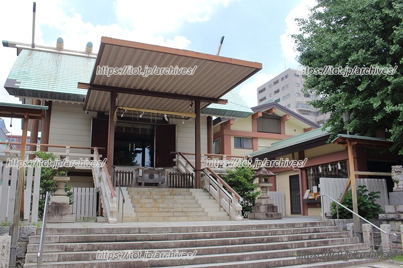 立派な御社殿。右手の建物は儀式殿