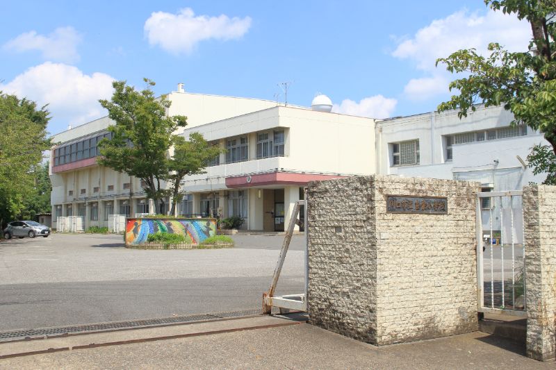 「川口市立在家小学校」の正門