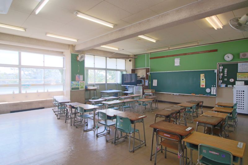 大きな窓から光が差し込む普通教室