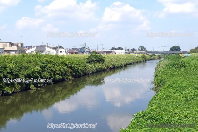 「在家小学校」の前を流れる芝川